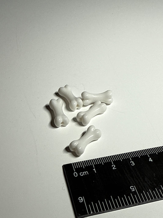 5x Knochen mit Loch zum Durchfädeln (Halloween)