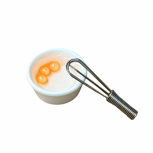 Schüssel mit 3 Eigelb & Schneebesen