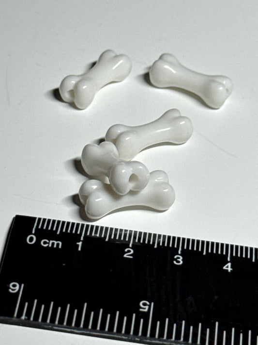 5x Knochen mit Loch zum Durchfädeln (Halloween)