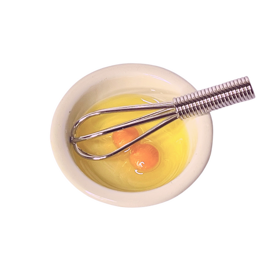 Schüssel mit 2 Eigelb & Schneebesen