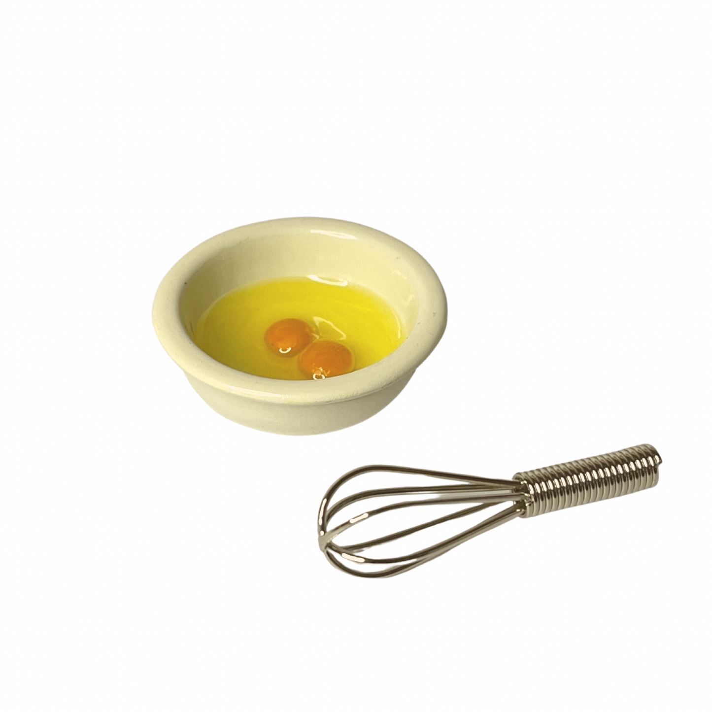 Schüssel mit 2 Eigelb & Schneebesen