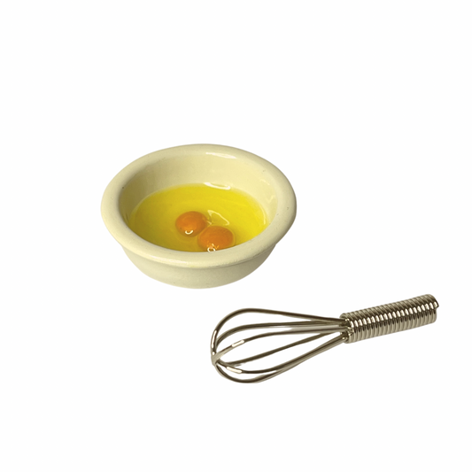 Schüssel mit 2 Eigelb & Schneebesen