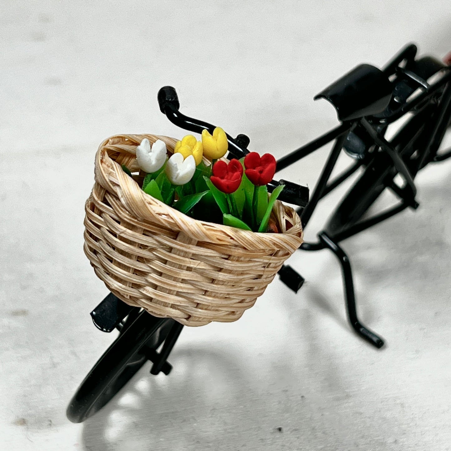 Fahrrad schwarz mit Korb