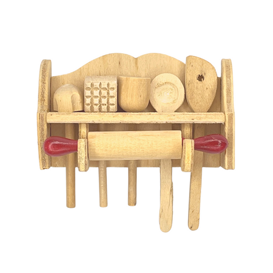 Holzregal mit Küchenutensilien