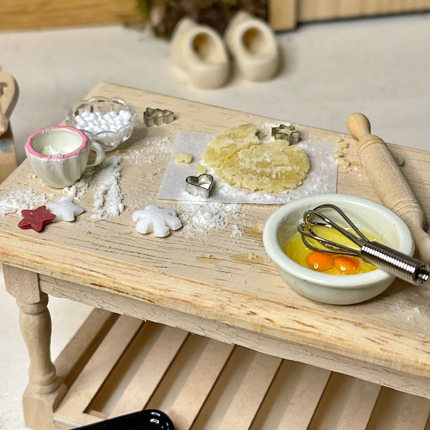 Schüssel mit 2 Eigelb & Schneebesen