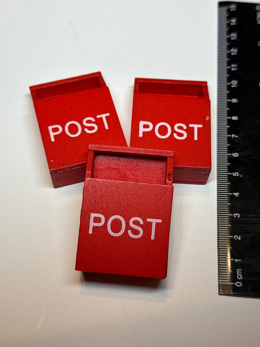 1 Briefkasten rot B-Ware (leichte Schönheitsfehler)