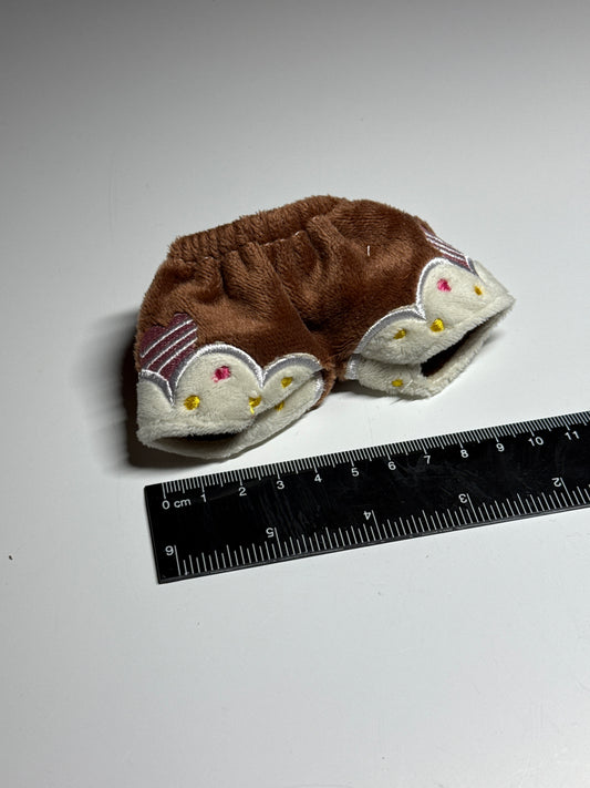 Sehr große Hose „Lederhosenoptik“