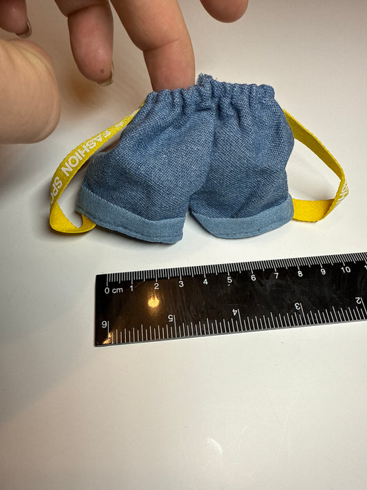 Sehr große Hose